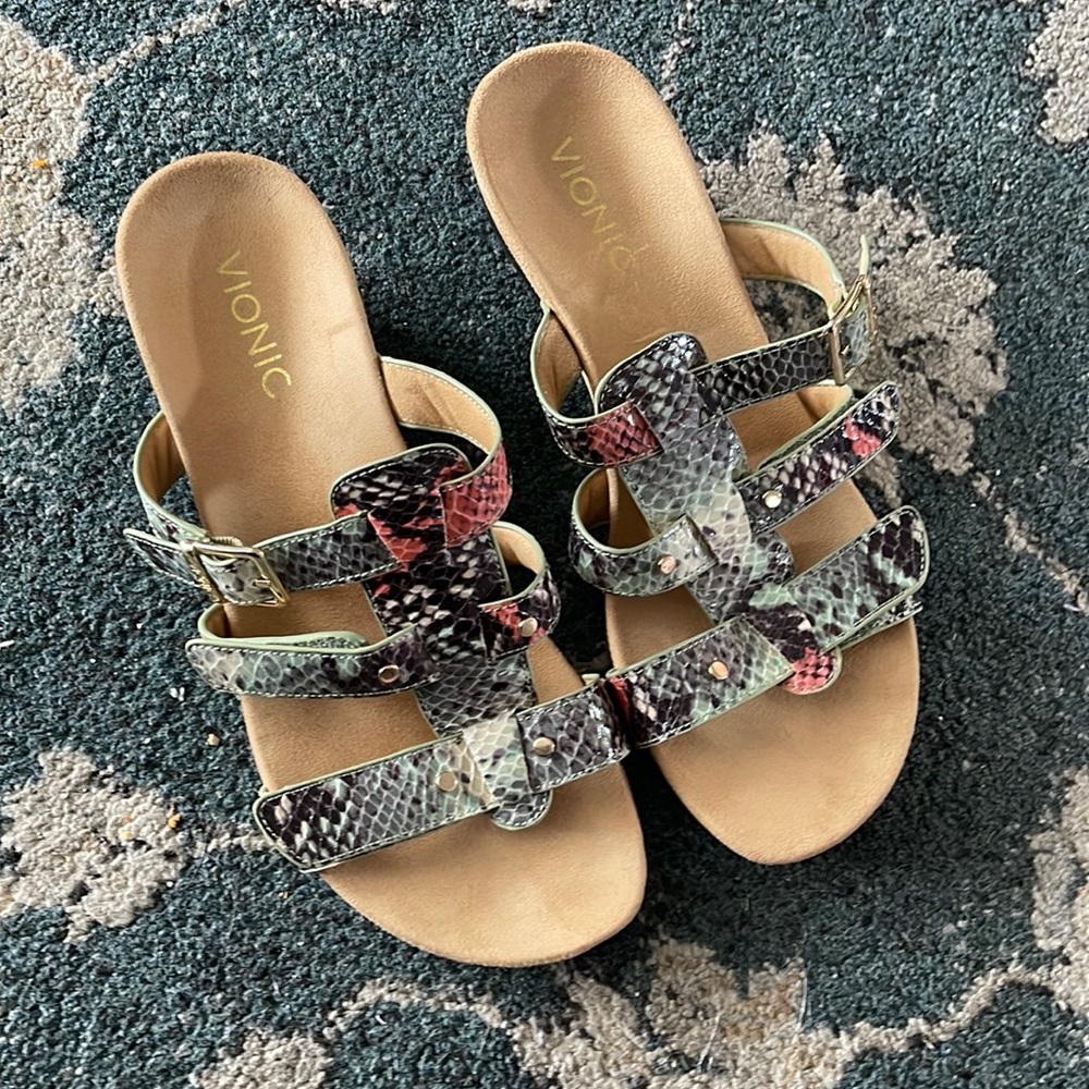 EUC Vionic orthaheel Size 8 wide slip on sandal. Adjustable buckles and Velcro
